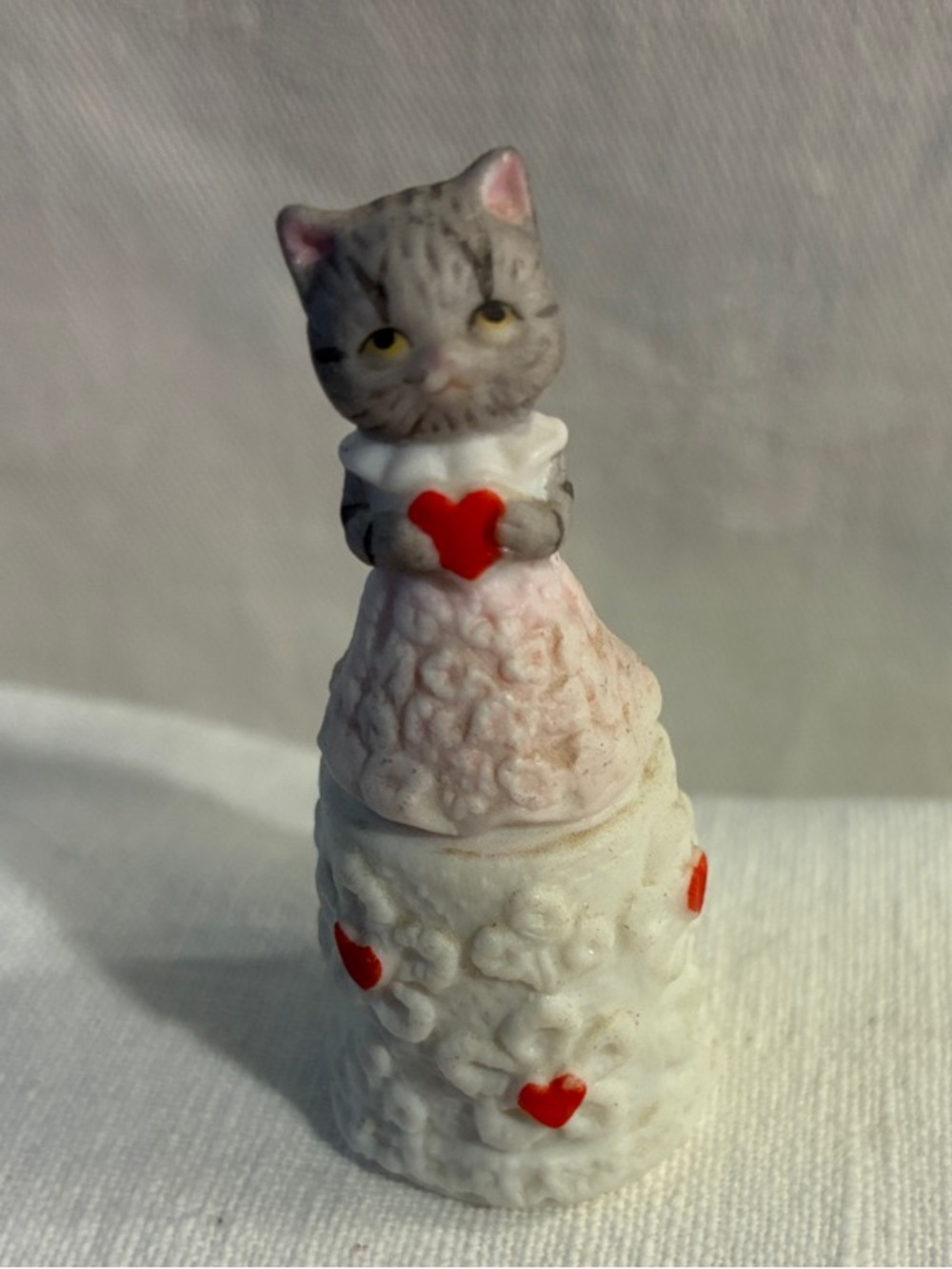 Vintage Enesco Porcelain Bisque Gray Kitten White Thimble flowers red hearts